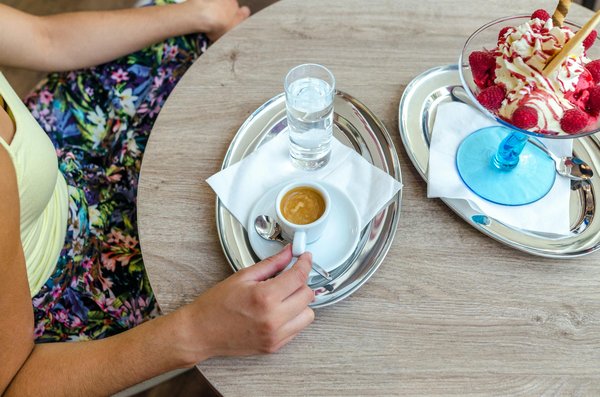 Quels types de bracelets manchette conviennent pour une tenue de soirée décontractée?